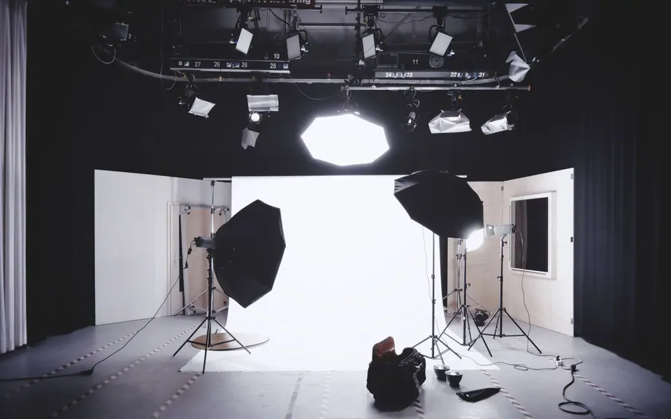 Softbox ışıkları ve beyaz fonla kurulmuş boş fotoğraf stüdyosu