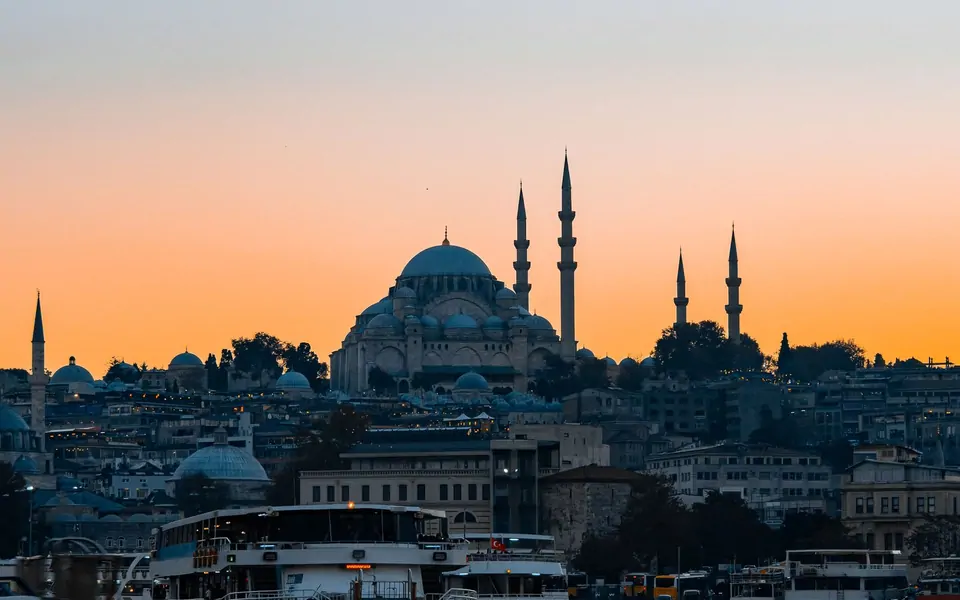 Gün batımında Süleymaniye Camii silueti ve tarihi yarımada